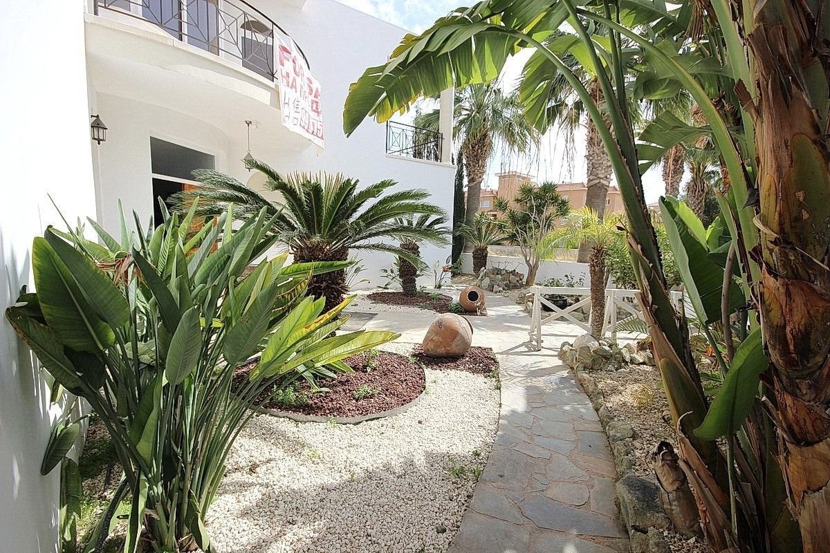 This spacious fully furnished villa arranged on 3 levels with all white goods included. Outdoor space consists of uninterrupted sea views with landsca