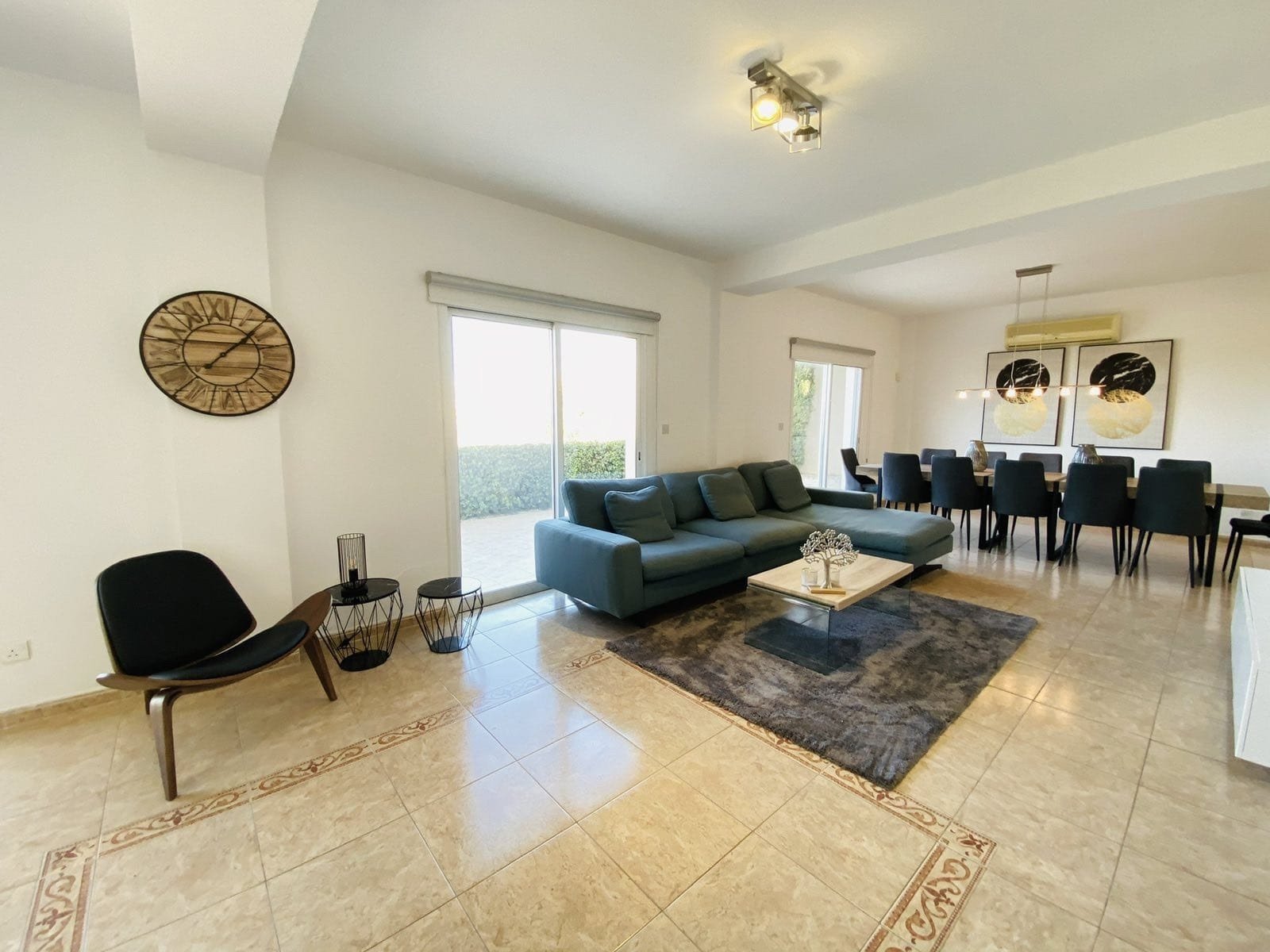 Resale
This 5 bedroom villa is located in lower Chloraka -Pafos.
The entrance, dining room, 2 living rooms, kitchen, 2 bathrooms, kitchennete, & 1