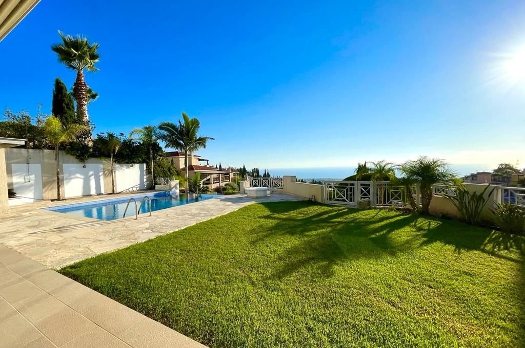 Beatifull villa in Tala offering panoramic sea views
Five bedrooms on suite
Underfloor heating
Heating panels at the walls
Fully equipped kitche