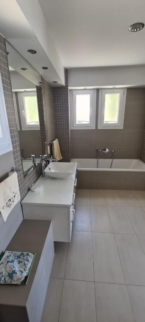 Beatifull villa in Tala offering panoramic sea views
Five bedrooms on suite
Underfloor heating
Heating panels at the walls
Fully equipped kitche