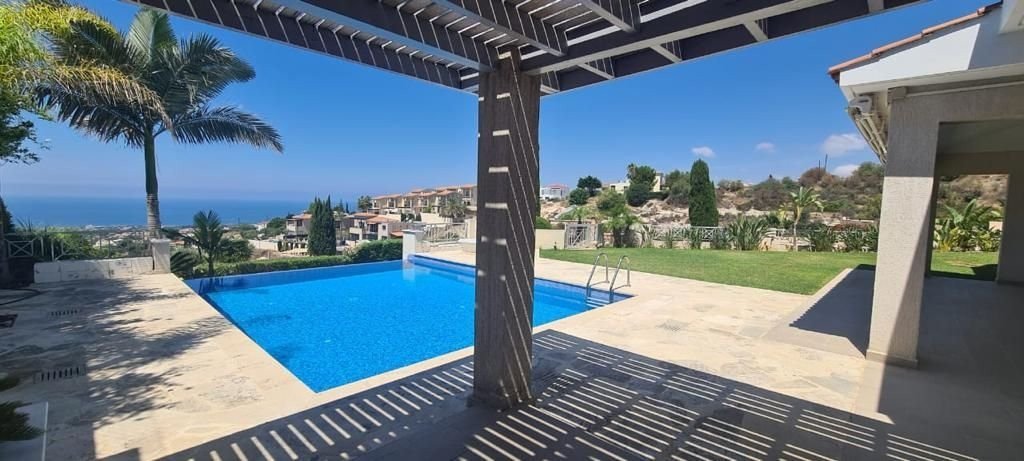Beatifull villa in Tala offering panoramic sea views
Five bedrooms on suite
Underfloor heating
Heating panels at the walls
Fully equipped kitche