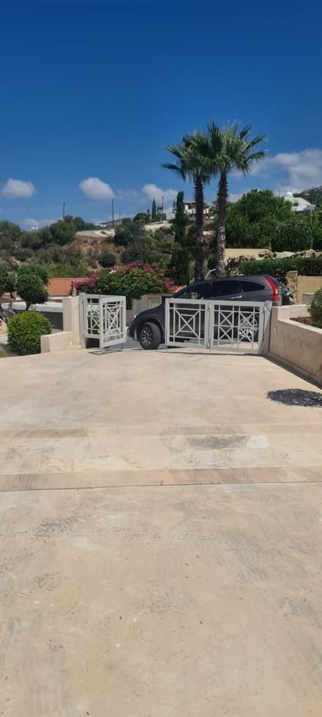 Beatifull villa in Tala offering panoramic sea views
Five bedrooms on suite
Underfloor heating
Heating panels at the walls
Fully equipped kitche