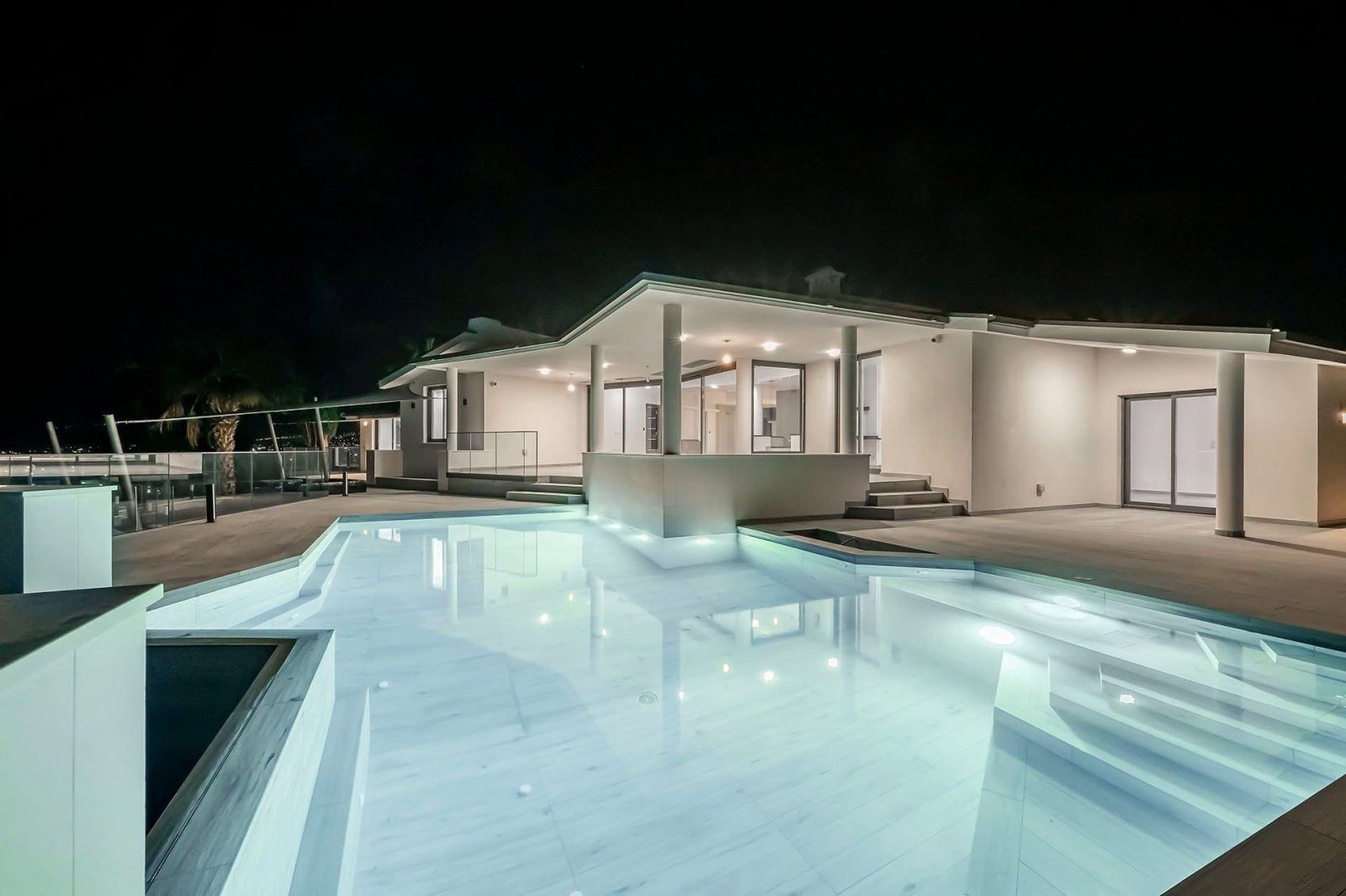 Luxury bungalow for sale in Kissonerga, Paphos. 5 bedrooms, 3 bathrooms, panoramic sea views, jacuzzi, private pool, landscaped gardens, close to Cora
