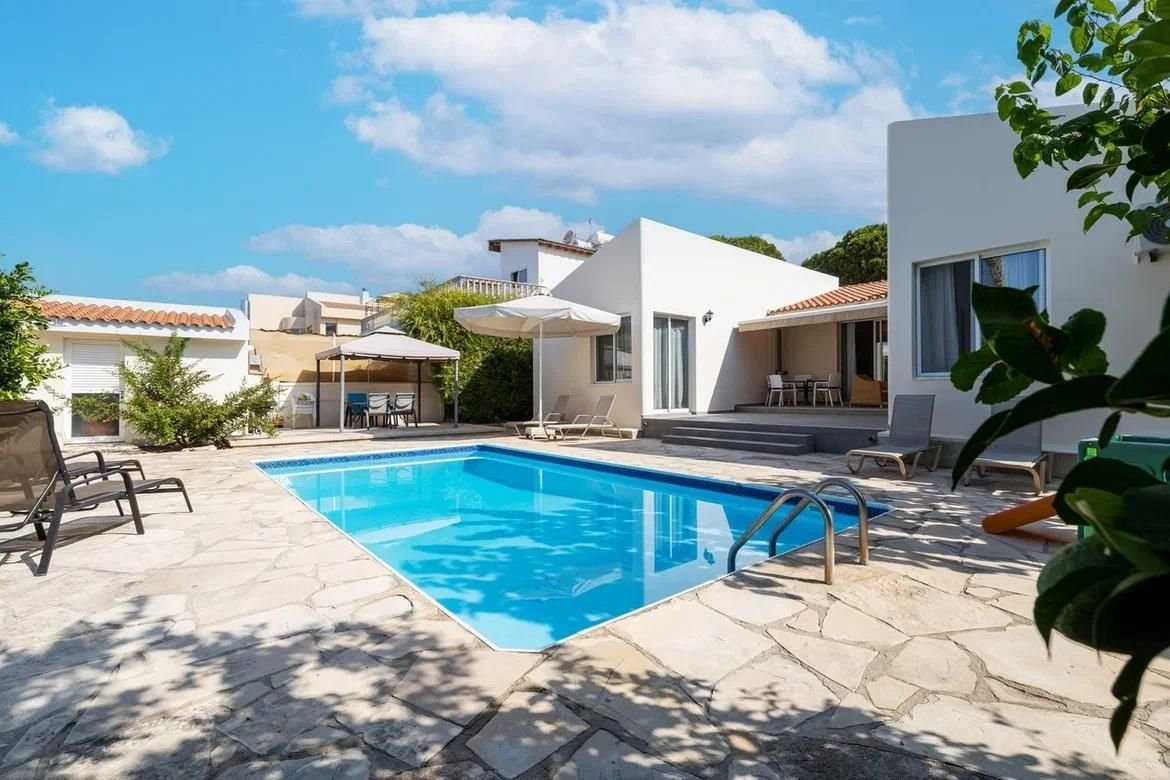 Villa in Paphos, Coral Bay, only 100m from the beach. 
The House is Leasehold but as of 2018, the owner can buy the freehold.
This Bungalow it is just