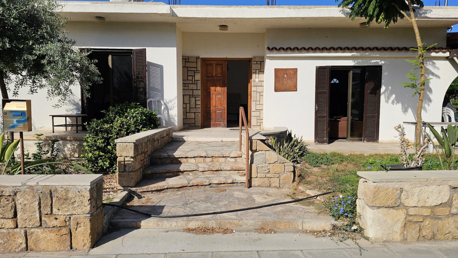 For sale in Chloraka village a resale Bungalow ideal for renovation project: This charming resale bungalow offers comfortable living on a spacious sin