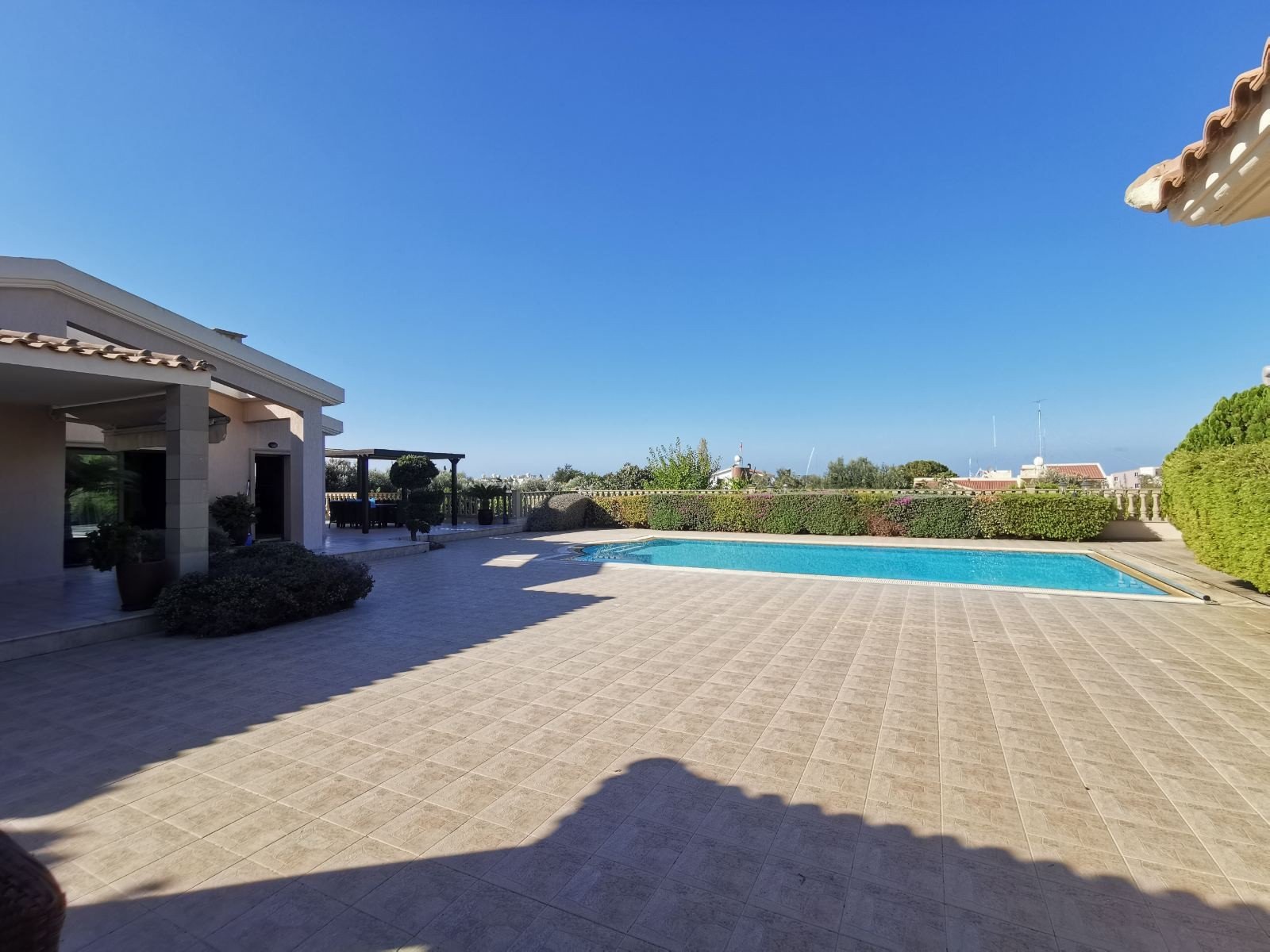 Discover this exceptional 4-bedroom luxury villa for sale in Empa, Paphos, set on a large private plot of land — a rare opportunity in today’s competi