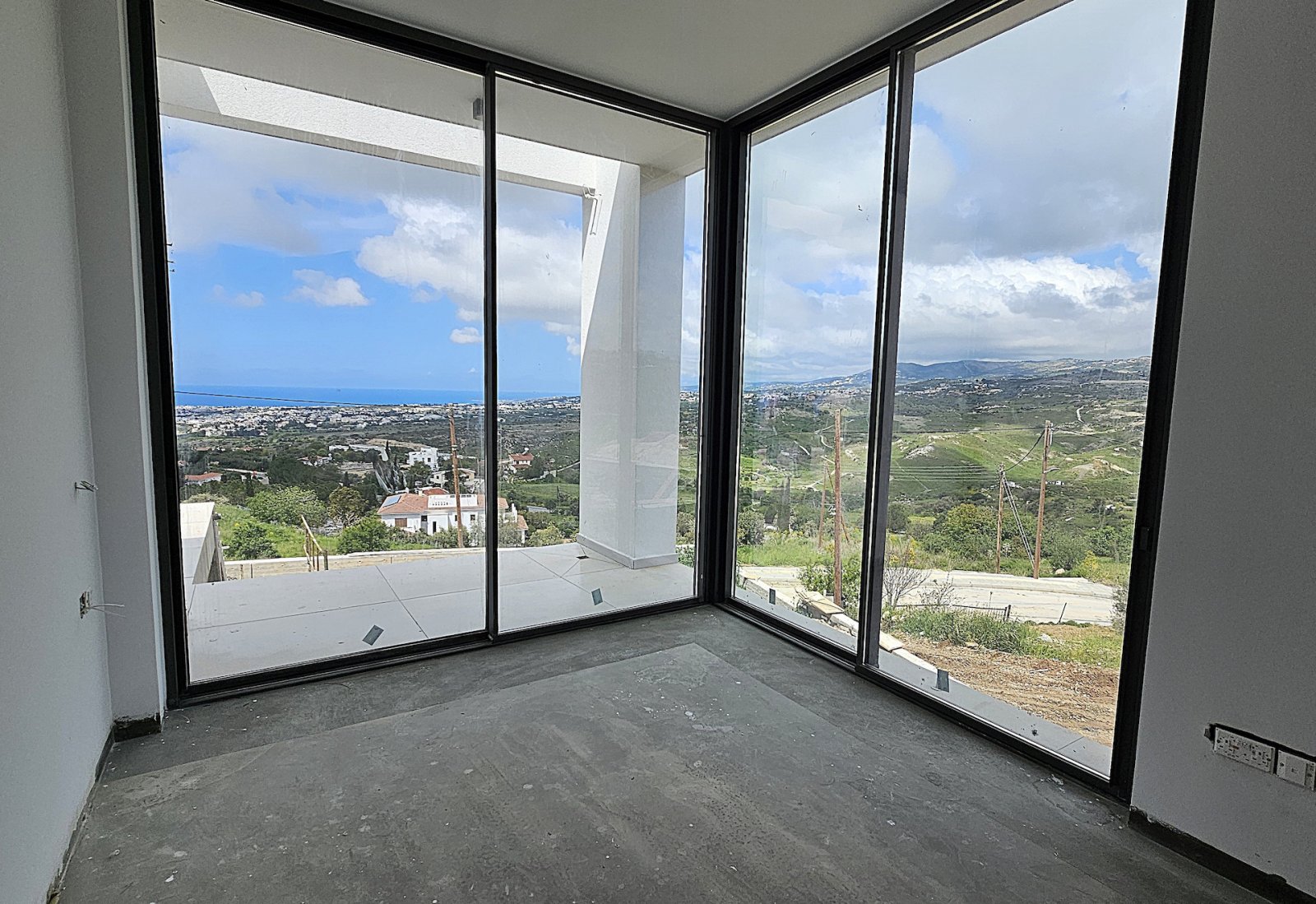 For sale is a stunning, modern detached villa in the sought-after area of Konia. This key-ready home offers a spacious internal area of 230 m2, though