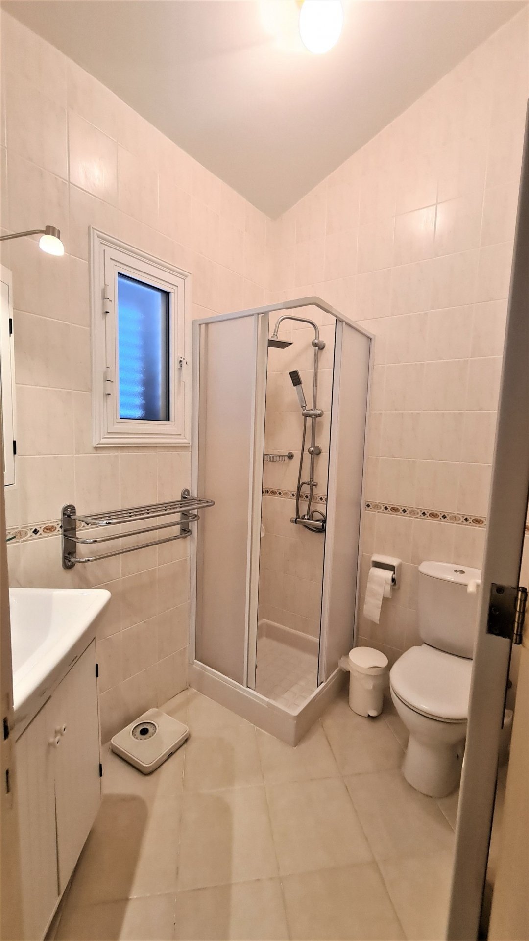 Corner Semi-Detached Villa for Sale in Regina Gardens 1 – Tombs of the Kings, Paphos
Discover this beautiful 3-bedroom corner townhouse villa for sal