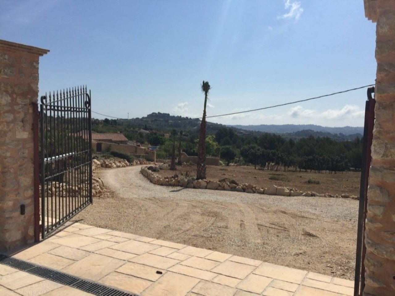Ingresso esclusivo alla tenuta con vista mozzafiato sulle montagne - la vostra porta privata verso il paradiso! Ingresso esclusivo alla tenuta con vista mozzafiato sulle montagne - la vostra porta privata verso il paradiso!