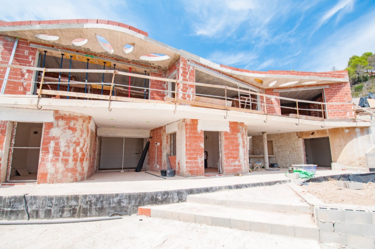 Nessun aggiunta nel testo!Esclusiva bifamiliare di nuova costruzione con architettura mozzafiato e balconi panoramici - struttura grezza con potenziale! Nessun aggiunta nel testo!Esclusiva bifamiliare di nuova costruzione con architettura mozzafiato e balconi panoramici - struttura grezza con potenziale!
