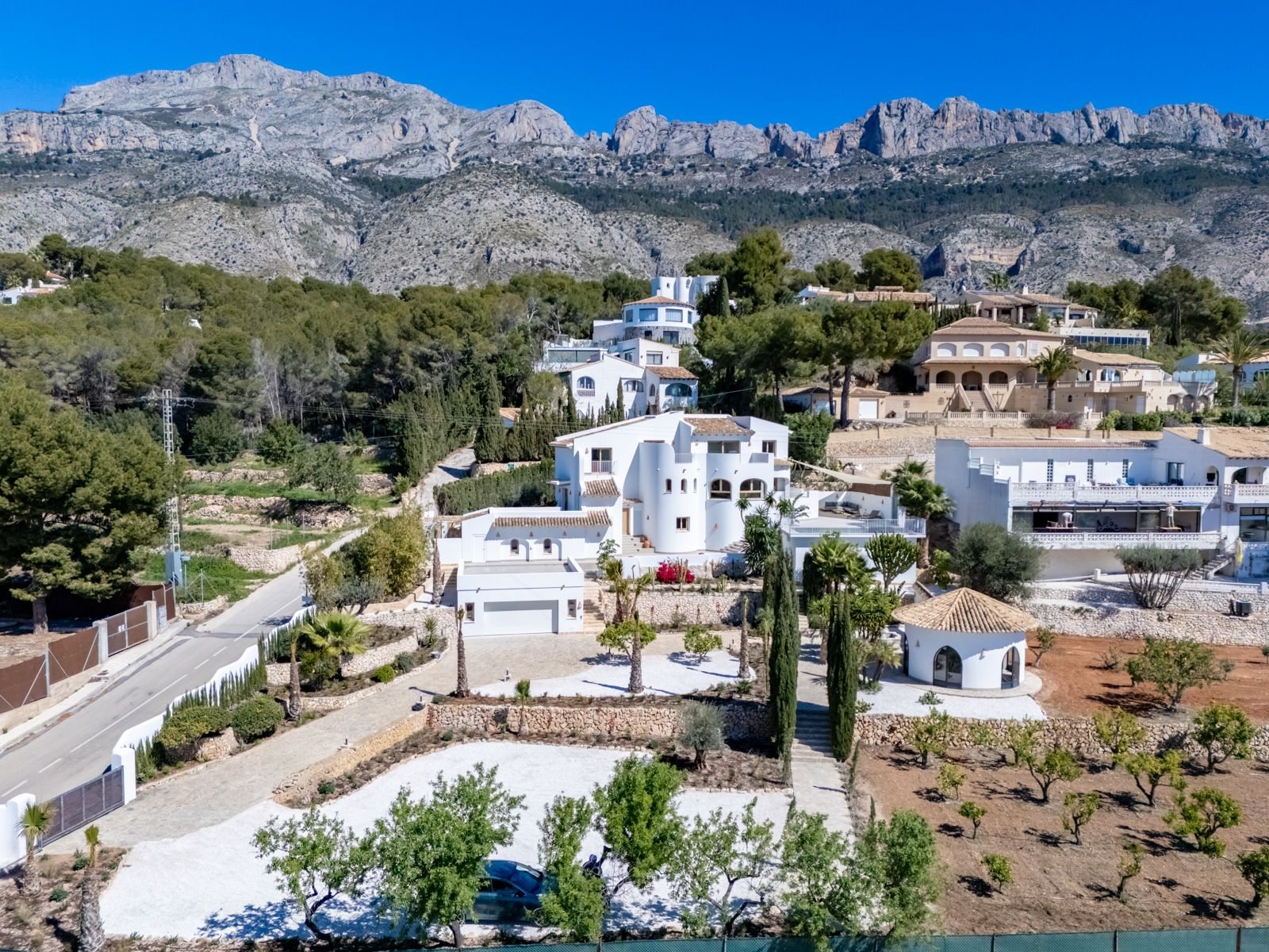Ontdek een toevluchtsoord van elegantie en comfort in het hart van Altea Hills, waar deze prachtige villa met 5 slaapkamers belooft uw nieuwe thui...
