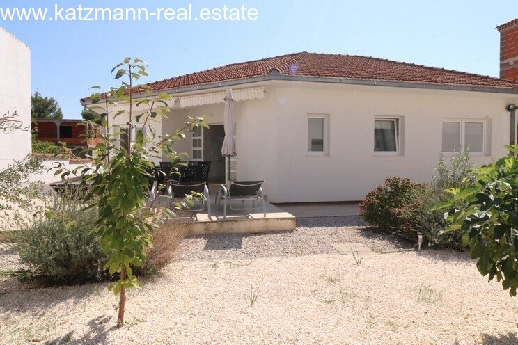 Freistehendes Erdgeschosshaus mit Garten - Vodice