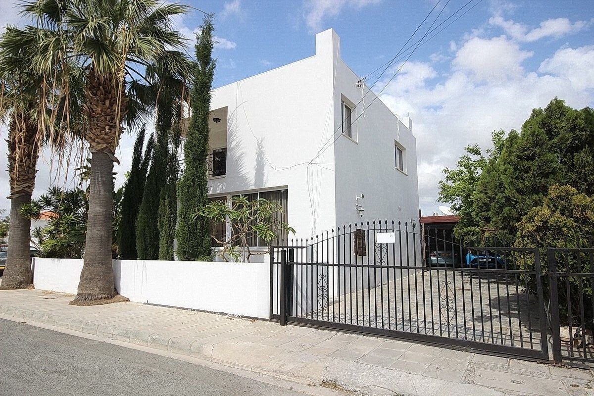 This spacious fully furnished villa arranged on 3 levels with all white goods included. Outdoor space consists of uninterrupted sea views with landsca