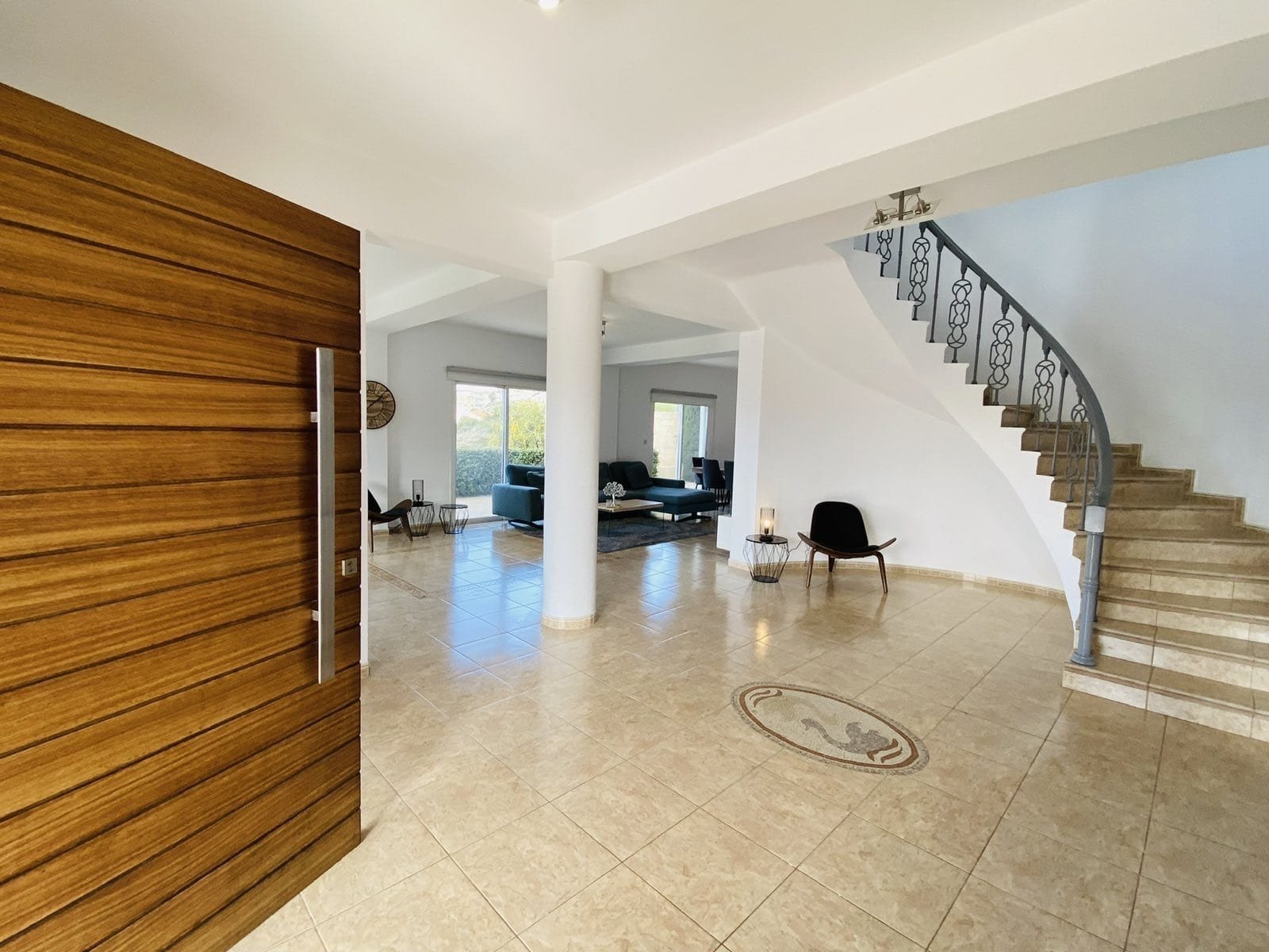Resale
This 5 bedroom villa is located in lower Chloraka -Pafos.
The entrance, dining room, 2 living rooms, kitchen, 2 bathrooms, kitchennete, & 1