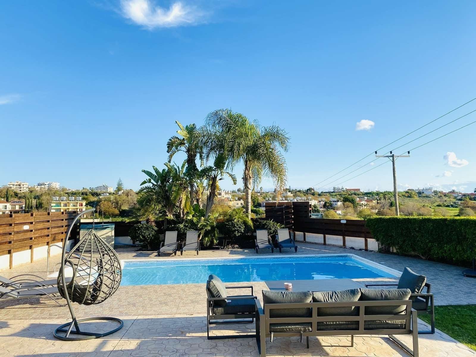 Resale
This 5 bedroom villa is located in lower Chloraka -Pafos.
The entrance, dining room, 2 living rooms, kitchen, 2 bathrooms, kitchennete, & 1