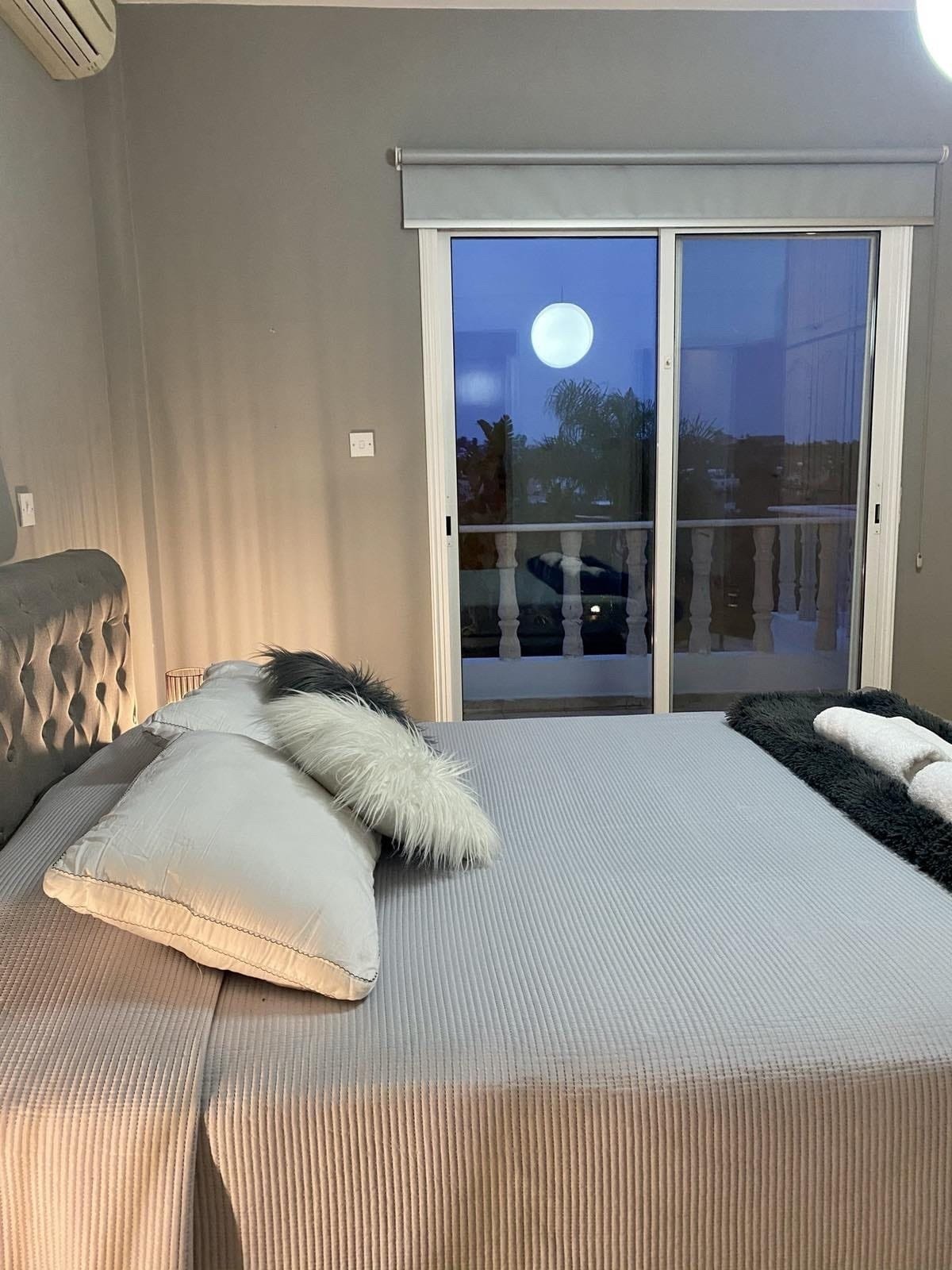 Resale
This 5 bedroom villa is located in lower Chloraka -Pafos.
The entrance, dining room, 2 living rooms, kitchen, 2 bathrooms, kitchennete, & 1
