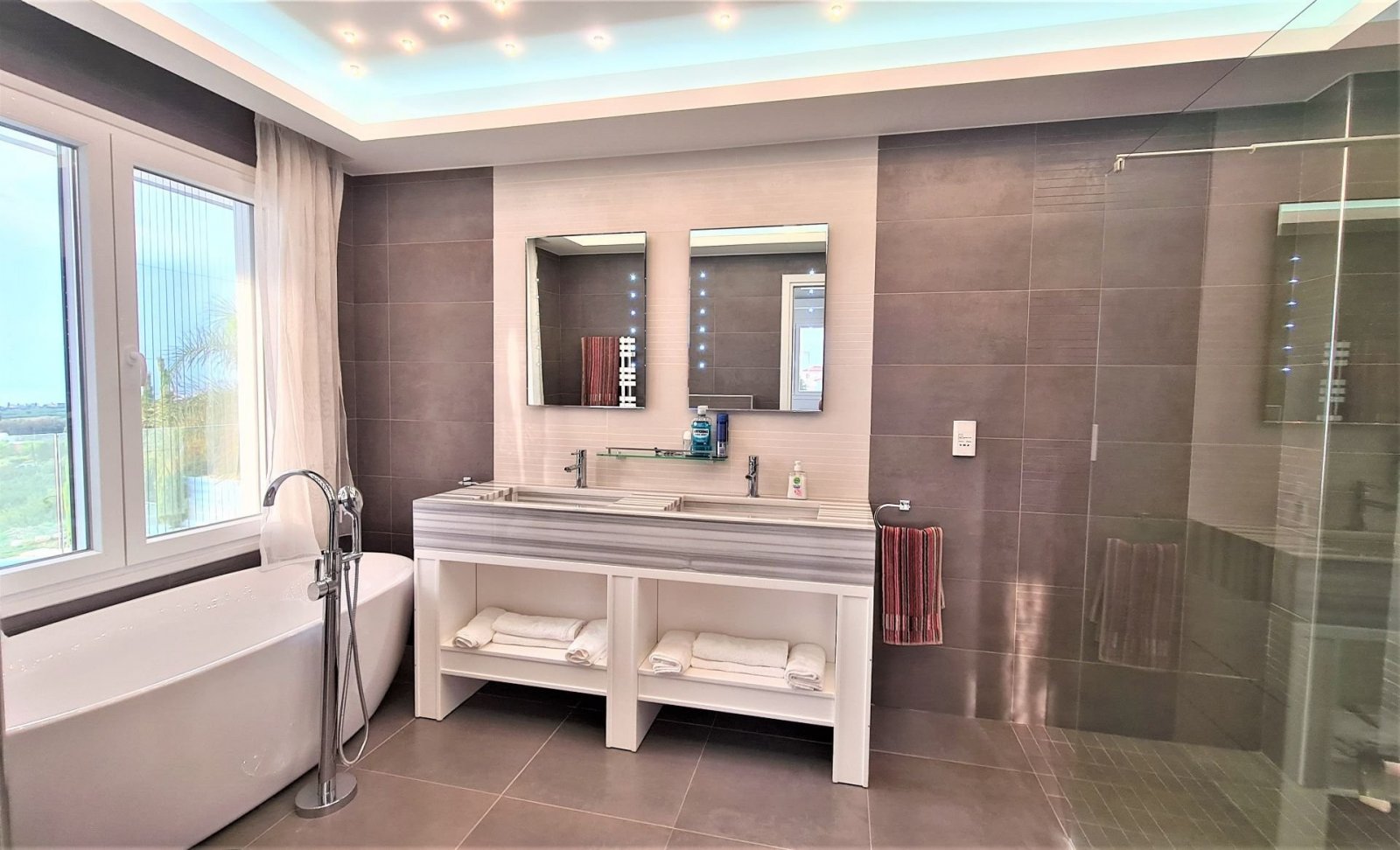 For sale: This beautiful detached villa in Pegeia - Sea Caves offers spacious living in one of the areas most sought-after locations. With an internal