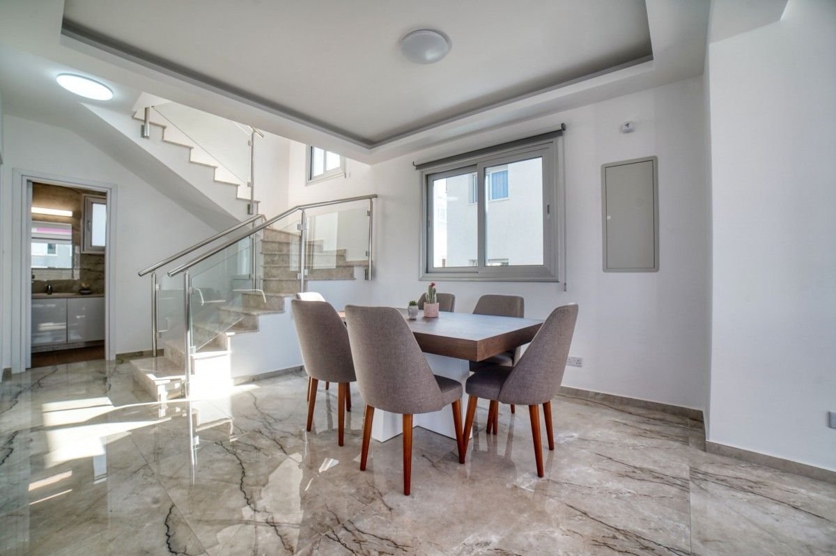 International Villas available Villa 2

This project consists of 5 Large Luxury Villas just a few meters from the International school located in Anav