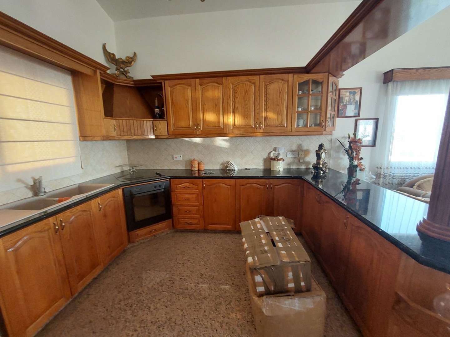 4 Bedrooms Detached Villa in Tala based on a big plot of Land with 90% building density and possibility to build another property. Apartment on a Base
