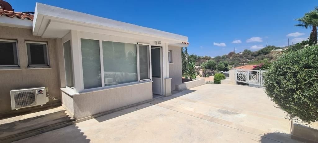 Beatifull villa in Tala offering panoramic sea views
Five bedrooms on suite
Underfloor heating
Heating panels at the walls
Fully equipped kitche
