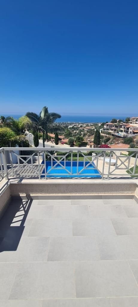 Beatifull villa in Tala offering panoramic sea views
Five bedrooms on suite
Underfloor heating
Heating panels at the walls
Fully equipped kitche