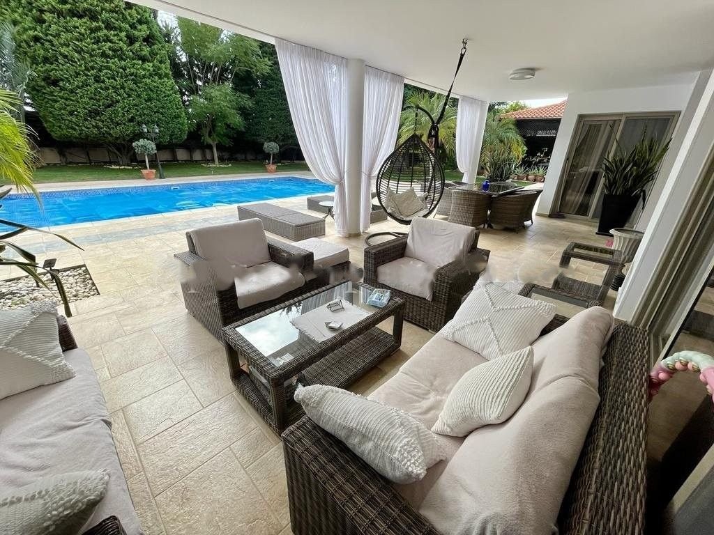 This amazing five-bedroom, five-bathroom superb bungalow is located in the renowned area of Tala.
It is situated in a popular and excellent residenti
