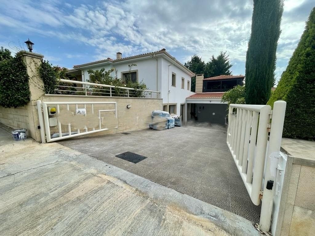 This amazing five-bedroom, five-bathroom superb bungalow is located in the renowned area of Tala.
It is situated in a popular and excellent residenti
