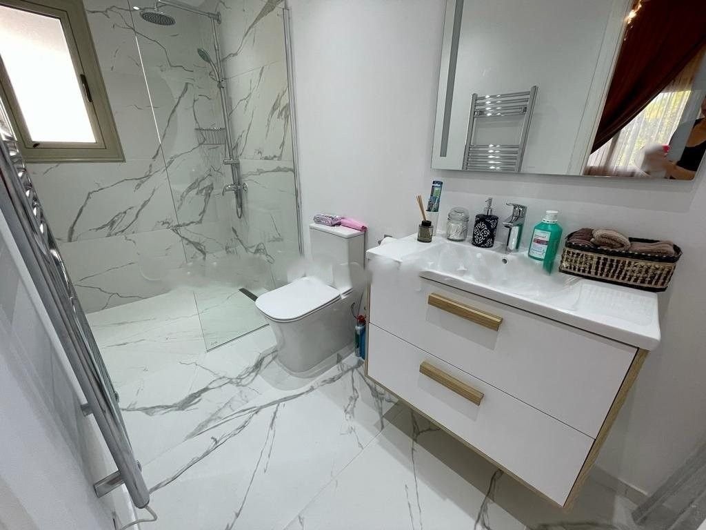 This amazing five-bedroom, five-bathroom superb bungalow is located in the renowned area of Tala.
It is situated in a popular and excellent residenti