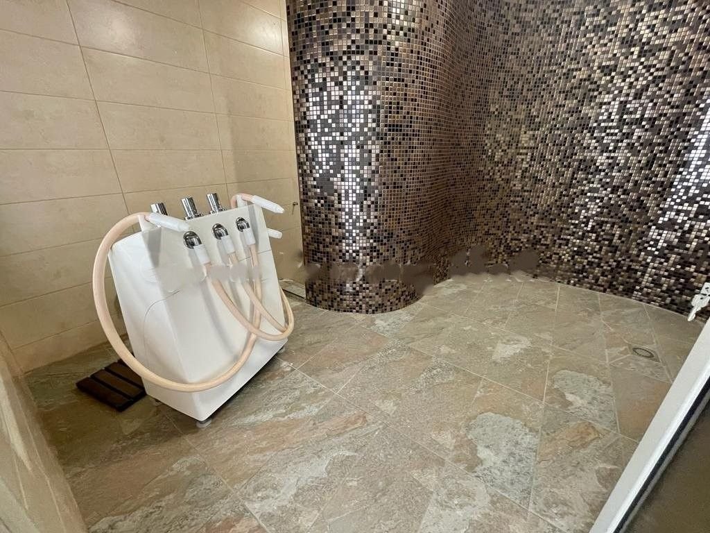 This amazing five-bedroom, five-bathroom superb bungalow is located in the renowned area of Tala.
It is situated in a popular and excellent residenti