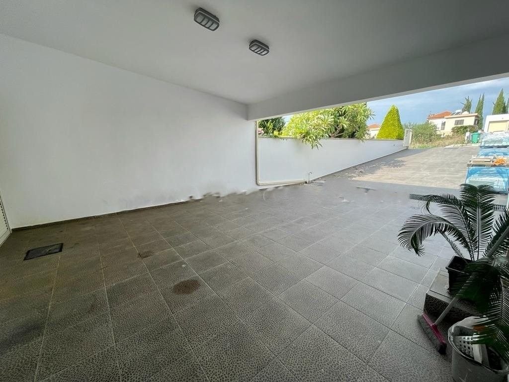 This amazing five-bedroom, five-bathroom superb bungalow is located in the renowned area of Tala.
It is situated in a popular and excellent residenti