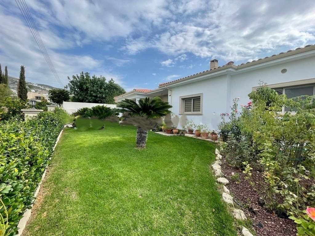 This amazing five-bedroom, five-bathroom superb bungalow is located in the renowned area of Tala.
It is situated in a popular and excellent residenti