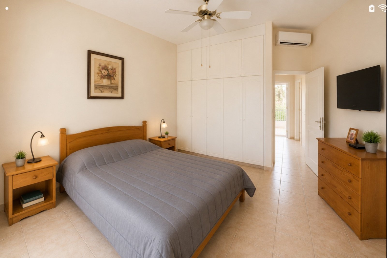 For sale: Detached villa in the popular area of Kato Paphos - Universal. This well-maintained resale property offers a generous internal space of 138