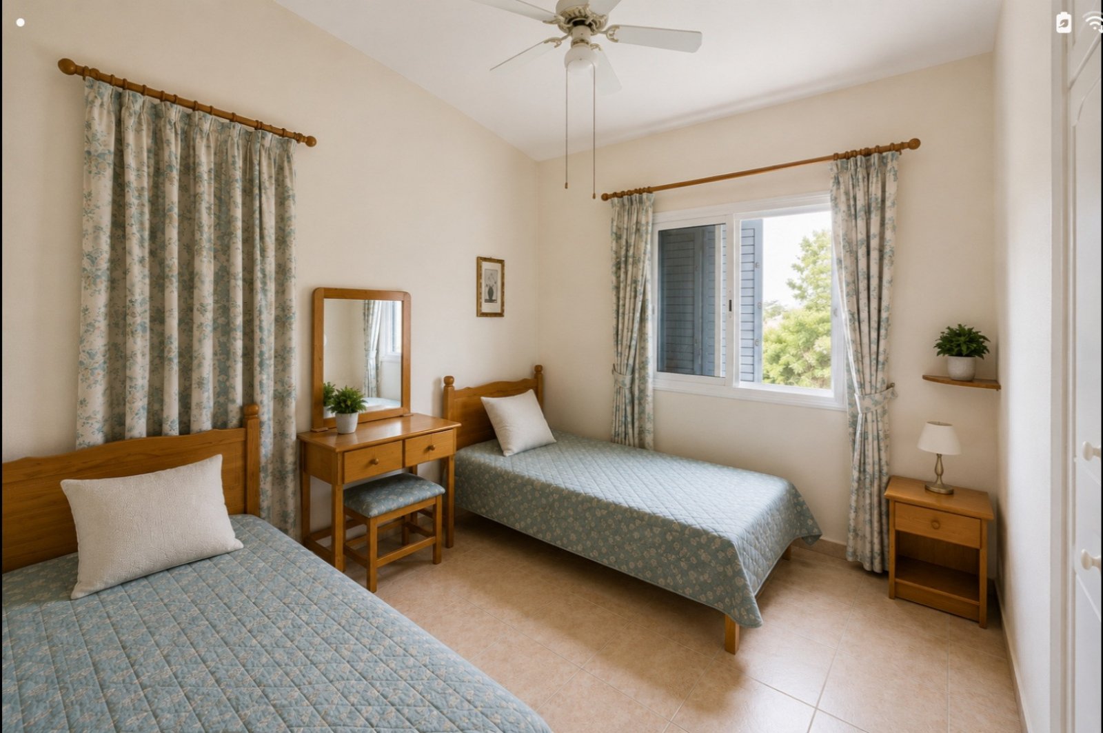 For sale: Detached villa in the popular area of Kato Paphos - Universal. This well-maintained resale property offers a generous internal space of 138