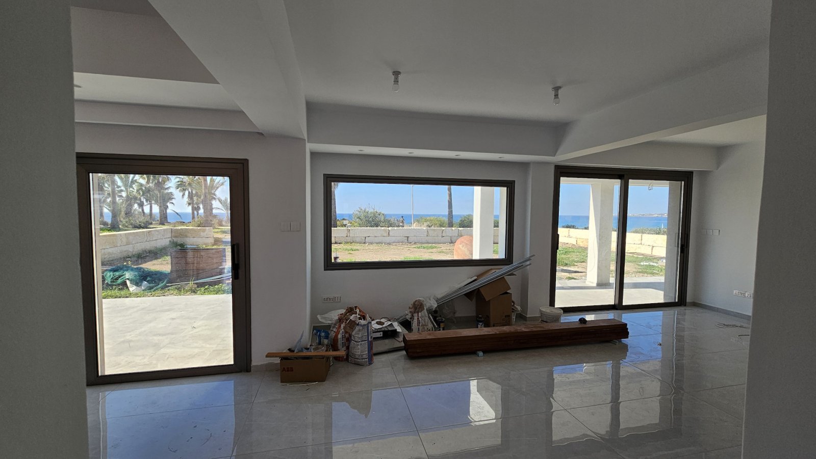 Beachfront Villa for Sale in Chloraka, Paphos – Next to Sandy Beach
Exclusive Beachfront Villa for Sale in Chloraka, Paphos, ideally located right on