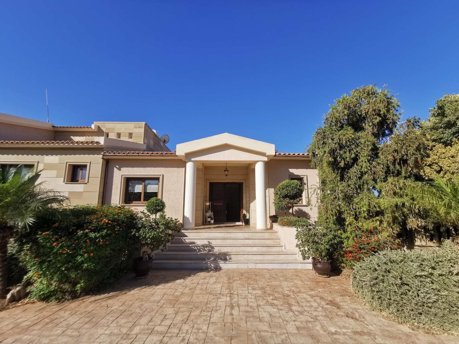 Discover this exceptional 4-bedroom luxury villa for sale in Empa, Paphos, set on a large private plot of land — a rare opportunity in today’s competi