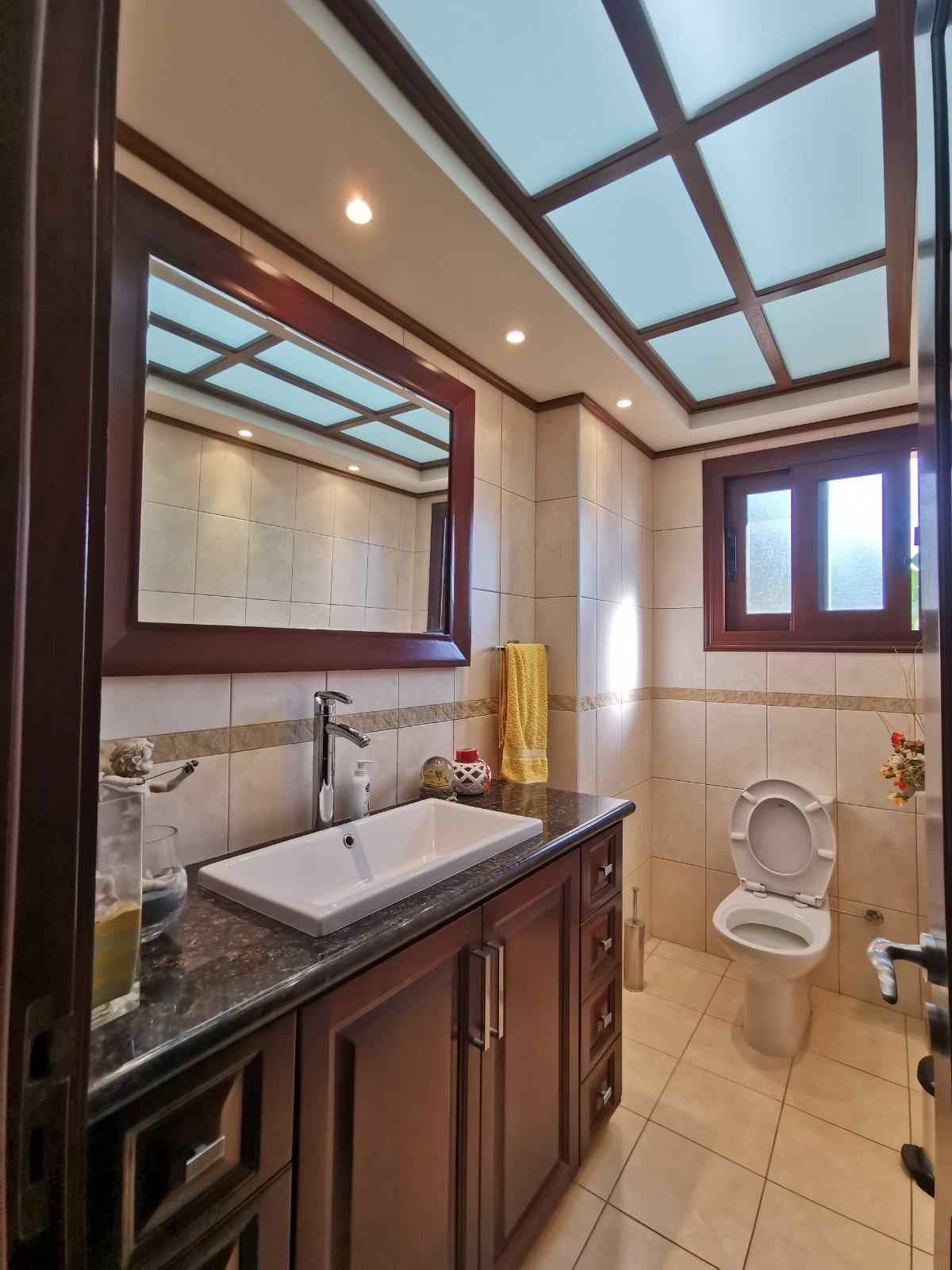 Discover this exceptional 4-bedroom luxury villa for sale in Empa, Paphos, set on a large private plot of land — a rare opportunity in today’s competi