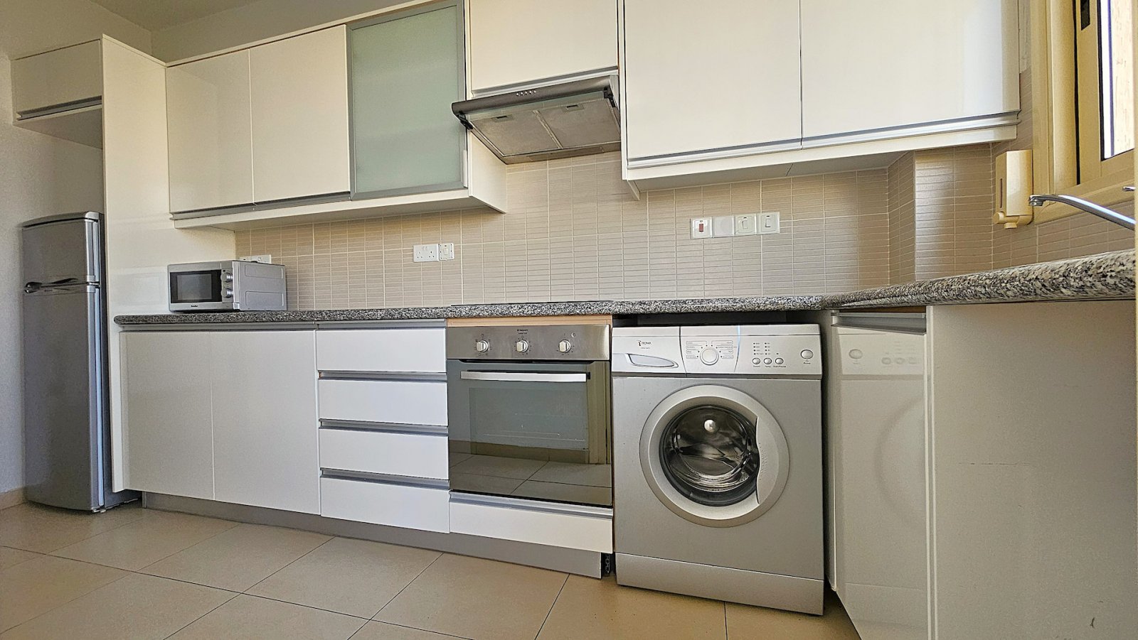 Discover this beautifully maintained 2-bedroom apartment for sale in Elysia Park, located in the highly sought-after Universal area of Paphos. Situate