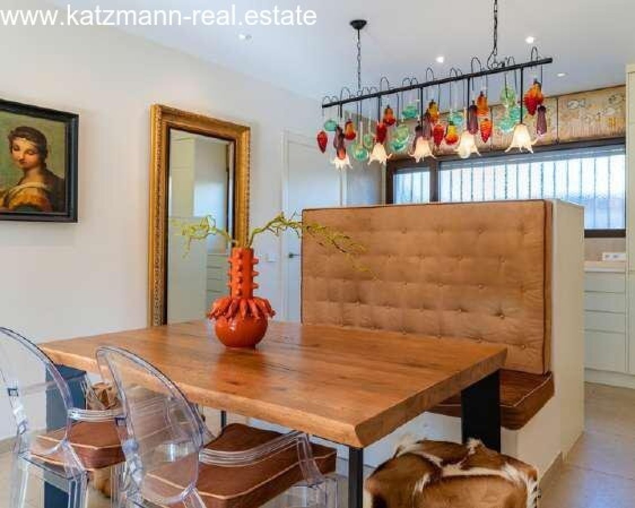 Geen aanvullingen in de tekst!Exclusieve eetruimte met design droom: Massieve houten tafel combineert met gestoffeerde bank en kunstenaars-hanglamp! Geen aanvullingen in de tekst!Exclusieve eetruimte met design droom: Massieve houten tafel combineert met gestoffeerde bank en kunstenaars-hanglamp!