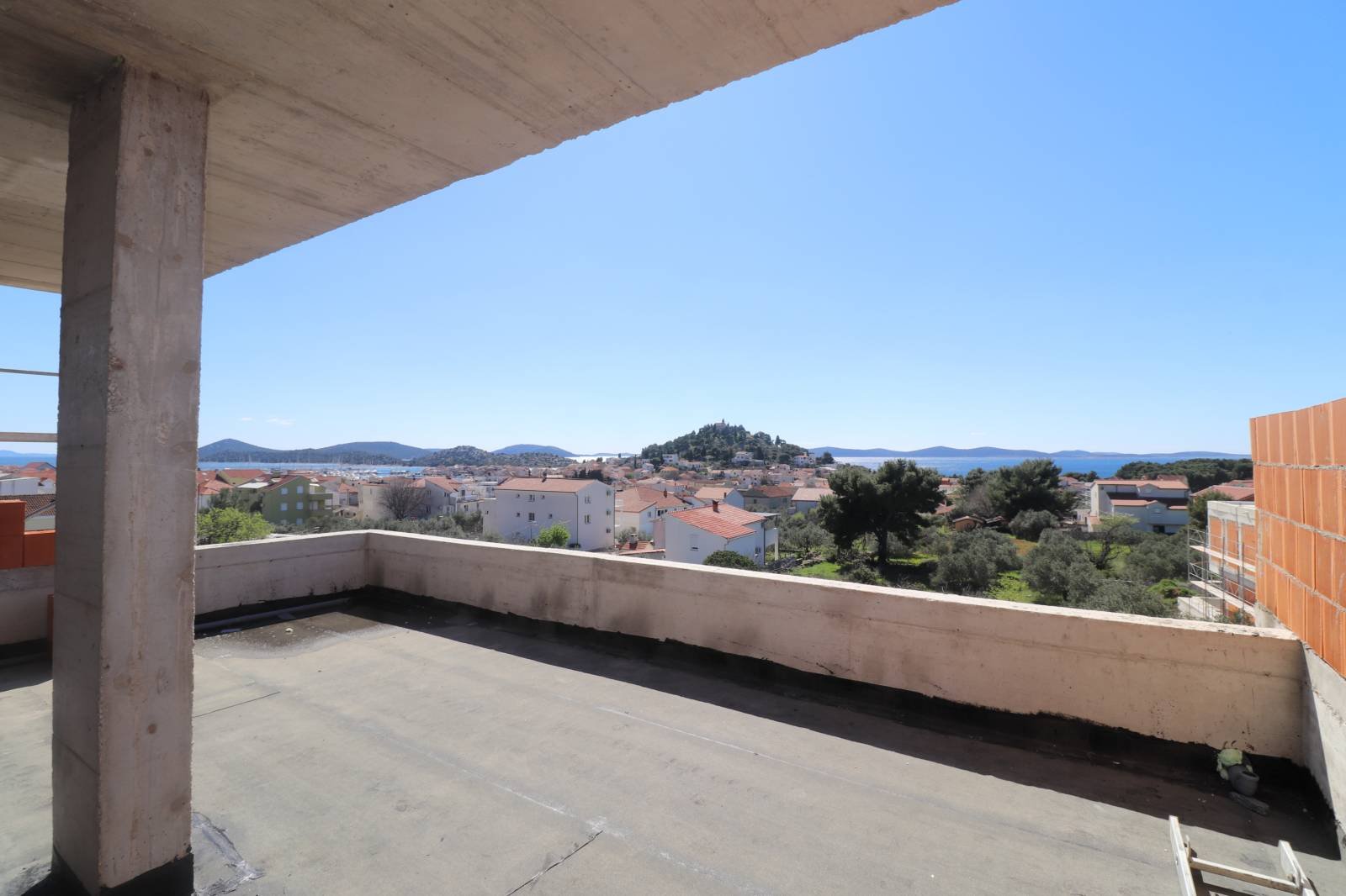 584253 - Villa in Tribunj