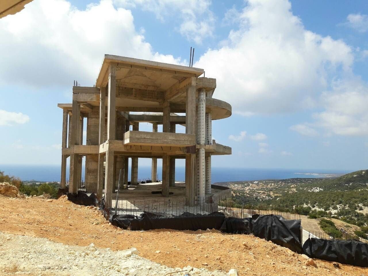 For Sale A New under construction Villa with Panoramic Uninterrupted Sea Views and Green areas.
The property can finish in 10 months.
A special sele
