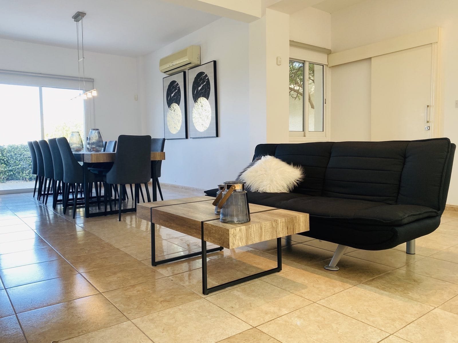 Resale 
This 5 bedroom villa is located in lower Chloraka -Pafos.
The entrance, dining room, 2 living rooms, kitchen, 2 bathrooms, kitchennete, & 1 