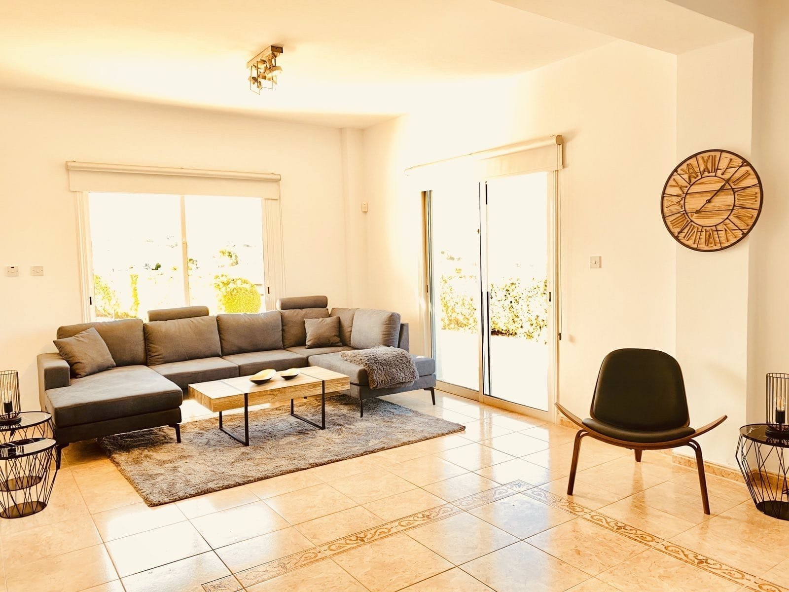 Resale 
This 5 bedroom villa is located in lower Chloraka -Pafos.
The entrance, dining room, 2 living rooms, kitchen, 2 bathrooms, kitchennete, & 1 