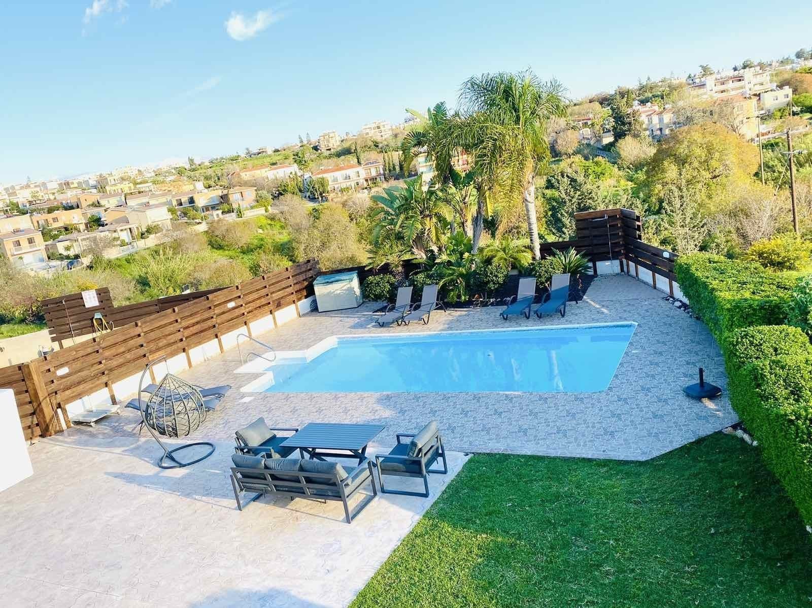 Resale 
This 5 bedroom villa is located in lower Chloraka -Pafos.
The entrance, dining room, 2 living rooms, kitchen, 2 bathrooms, kitchennete, & 1 