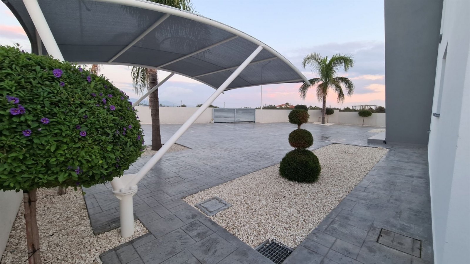 For sale: This beautiful detached villa in Pegeia - Sea Caves offers spacious living in one of the areas most sought-after locations. With an internal