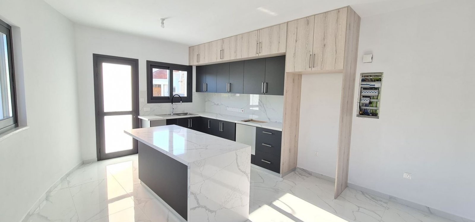 At a prime location in the heart of Kato Paphos now for sale, KEY READY New Penthouse Apartment 402 just 10 mins walk to the KINGS AVENUE MALL, 4 mins