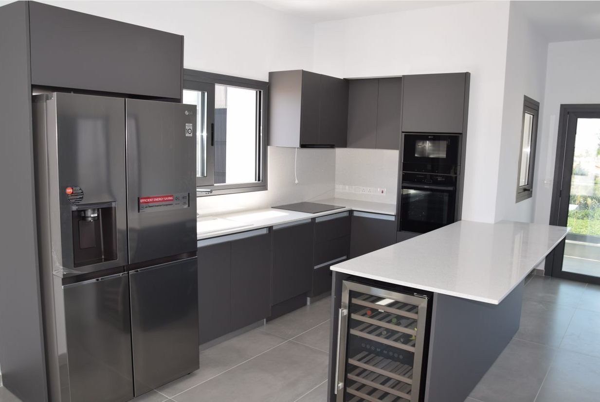 At a prime location in the heart of Kato Paphos now for sale, KEY READY New Penthouse Apartment 402 just 10 mins walk to the KINGS AVENUE MALL, 4 mins