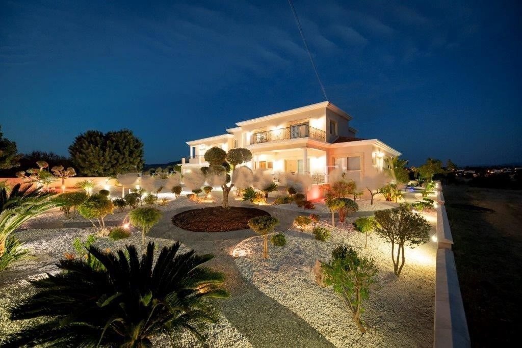 An extremely beautiful four-bedroom, four-bathroom superb detached villa located in the renowned area of Anarita Village.
It is set in an excellent a