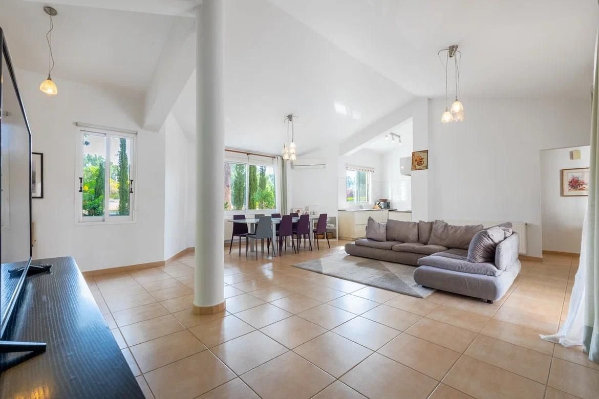 Villa in Paphos, Coral Bay, only 100m from the beach.
The House is Leasehold but as of 2018, the owner can buy the freehold.
This Bungalow it is just