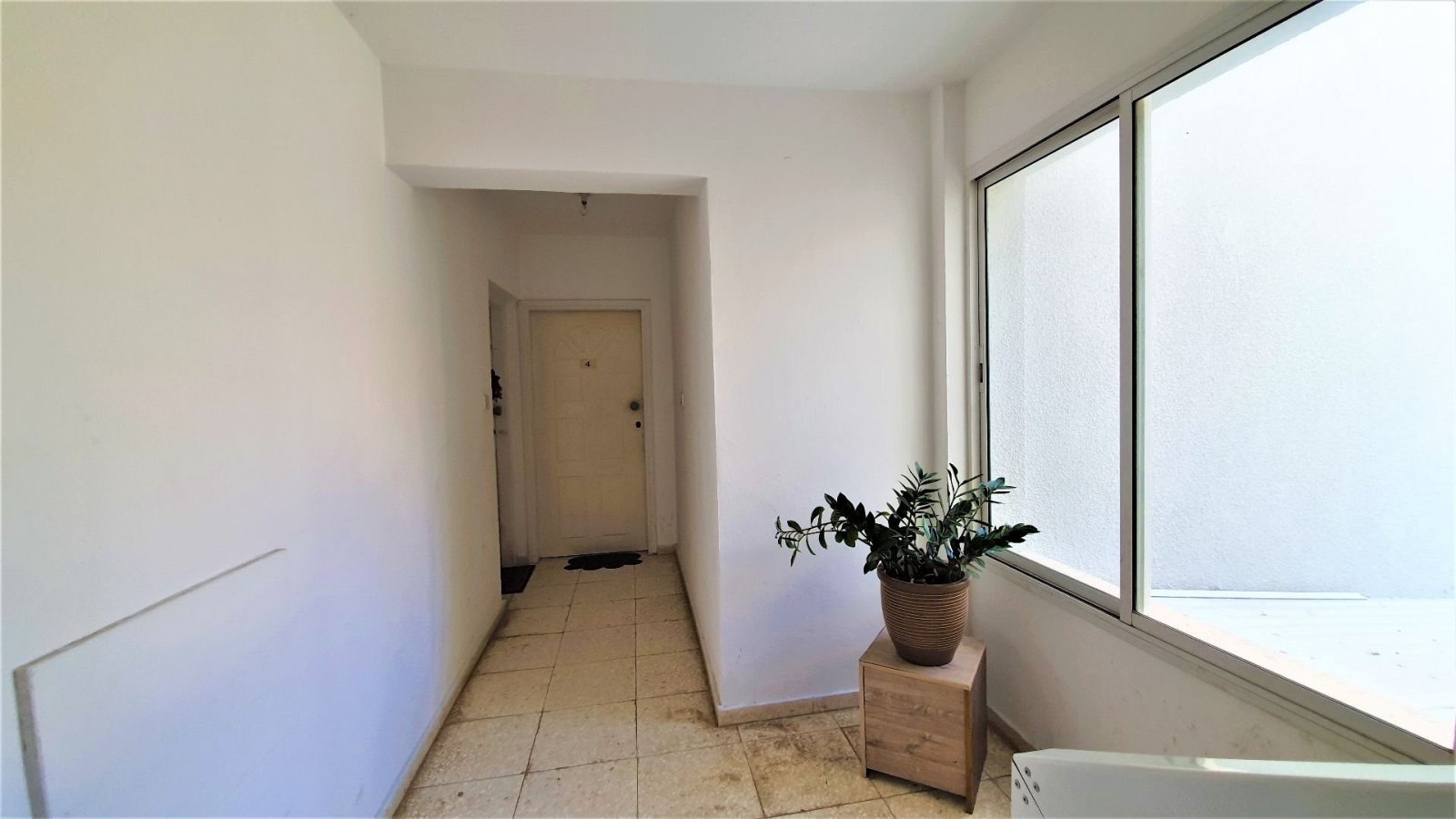 For sale a Resale Apartment of 3 bedrooms, is a spacious resale apartment building located in the peaceful neighborhood of Chloraka. This well-maintai