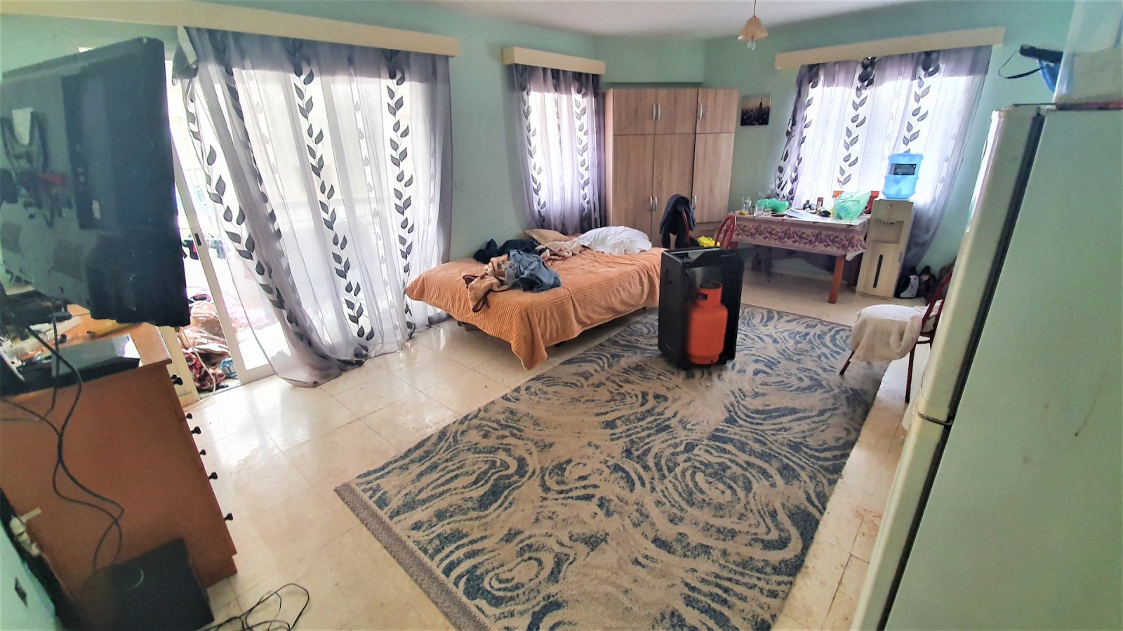 For sale a Resale Apartment of 3 bedrooms, is a spacious resale apartment building located in the peaceful neighborhood of Chloraka. This well-maintai